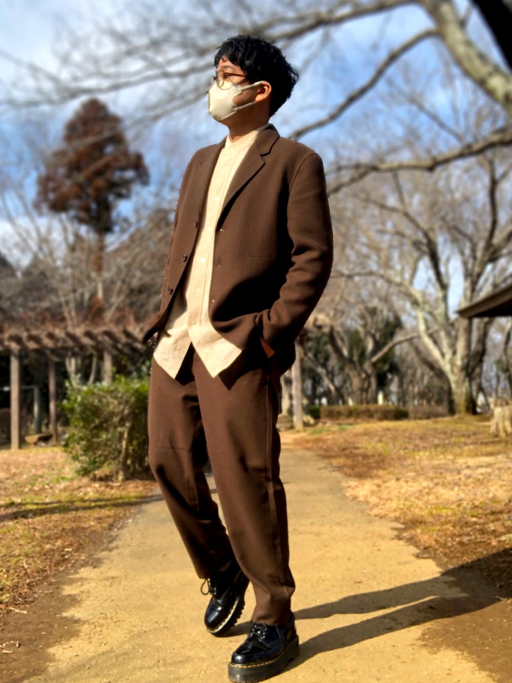 ブラウン系のテーラードジャケット、ベージュ系のシャツ/ブラウス、ブラウン系のスラックスを着用したメンズの冬コーディネートの2枚目の写真