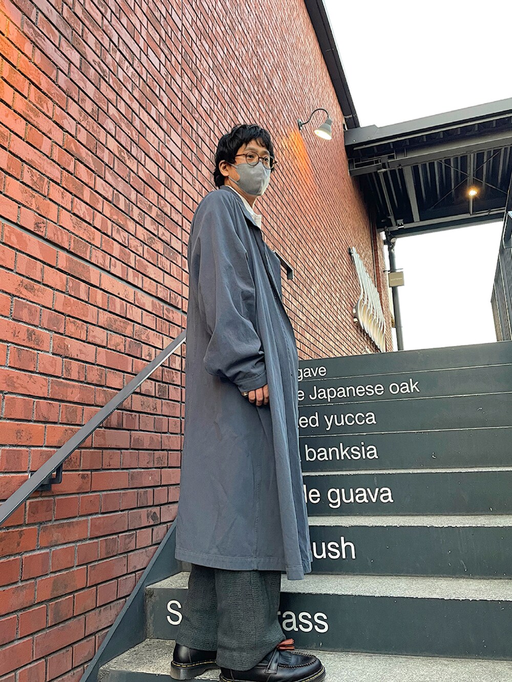 グレー系のその他アウター、ホワイト系のシャツ/ブラウス、ブラック系のショルダーバッグを着用したメンズの秋コーディネートの3枚目の写真