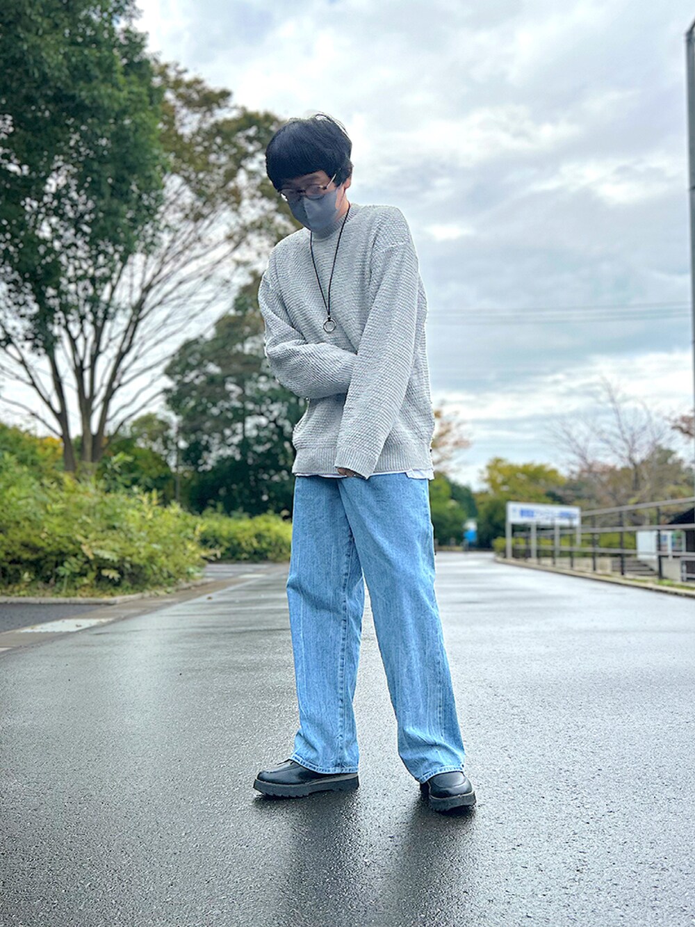 ブラック系のモッズコート、ホワイト系のニット/セーター、ブルー系のデニムパンツを着用したメンズの秋コーディネートの2枚目の写真