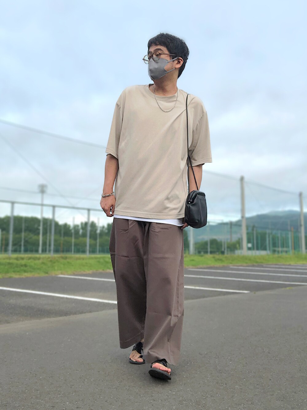 その他のシャツ/ブラウス、グレー系のTシャツ/カットソー、ブラック系のショルダーバッグを着用したメンズの夏コーディネートの3枚目の写真