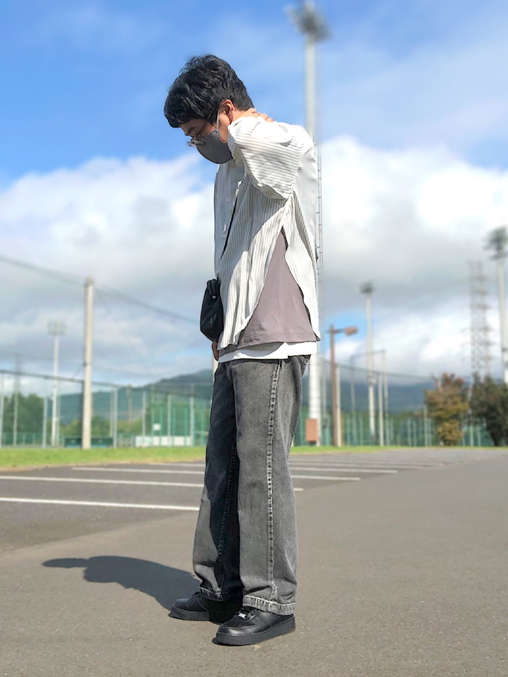 グレー系のシャツ/ブラウス、グレー系のTシャツ/カットソー、ホワイト系のタンクトップを着用したメンズの秋コーディネートの2枚目の写真