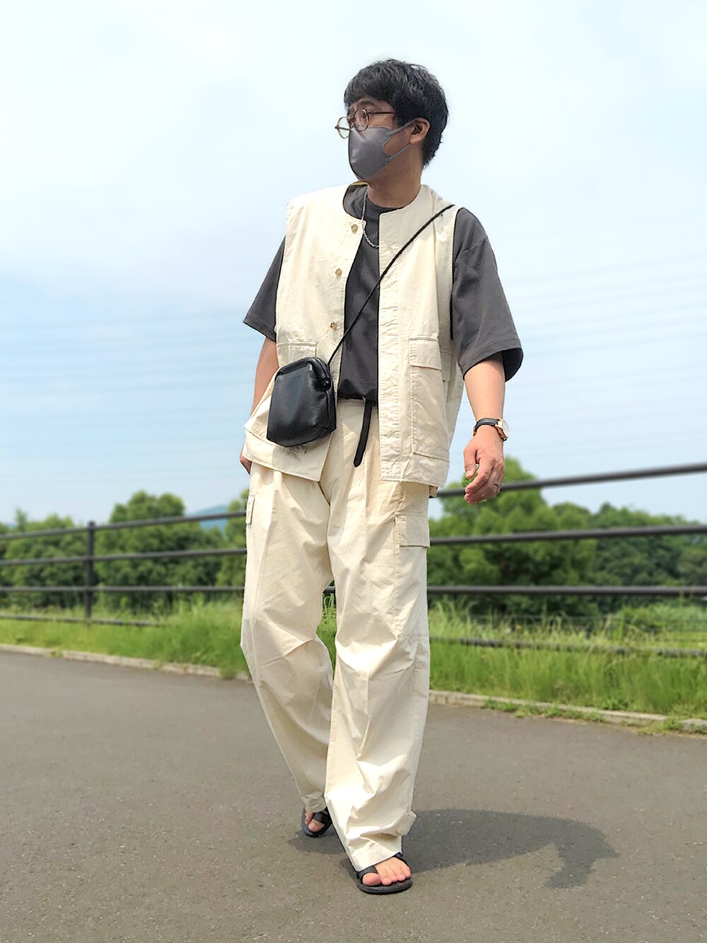 ベージュ系のセットアップ、グレー系のTシャツ/カットソー、ブラック系のショルダーバッグを着用したメンズの夏コーディネートの4枚目の写真