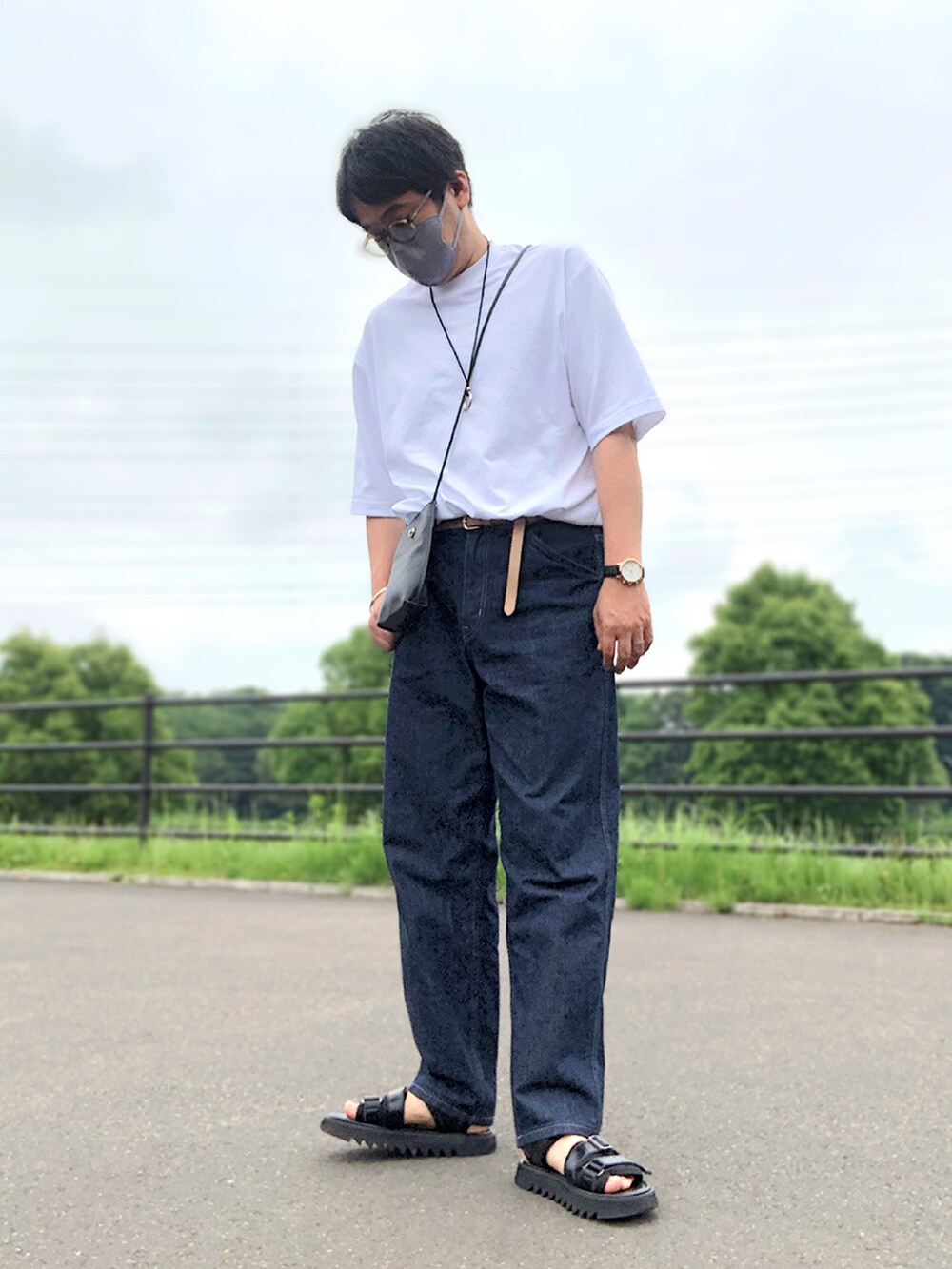 その他のシャツ/ブラウス、ホワイト系のTシャツ/カットソー、ブラック系のショルダーバッグを着用したメンズの夏コーディネートの4枚目の写真