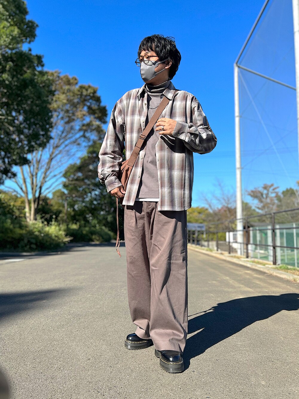 グレー系のブルゾン、ブラウン系のシャツ/ブラウス、ブラウン系のTシャツ/カットソーを着用したメンズの秋コーディネートの2枚目の写真