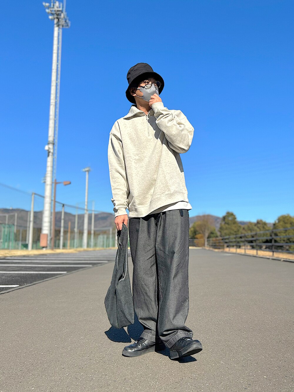 グリーン系のカーディガン/ボレロ、グレー系のスウェット、グレー系のトートバッグを着用したメンズの冬コーディネートの2枚目の写真