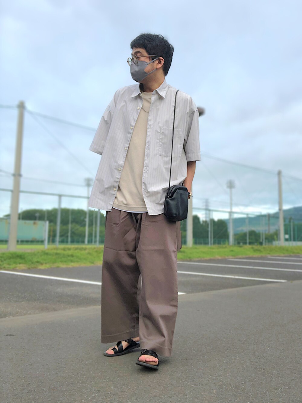その他のシャツ/ブラウス、グレー系のTシャツ/カットソー、ブラック系のショルダーバッグを着用したメンズの夏コーディネートの2枚目の写真