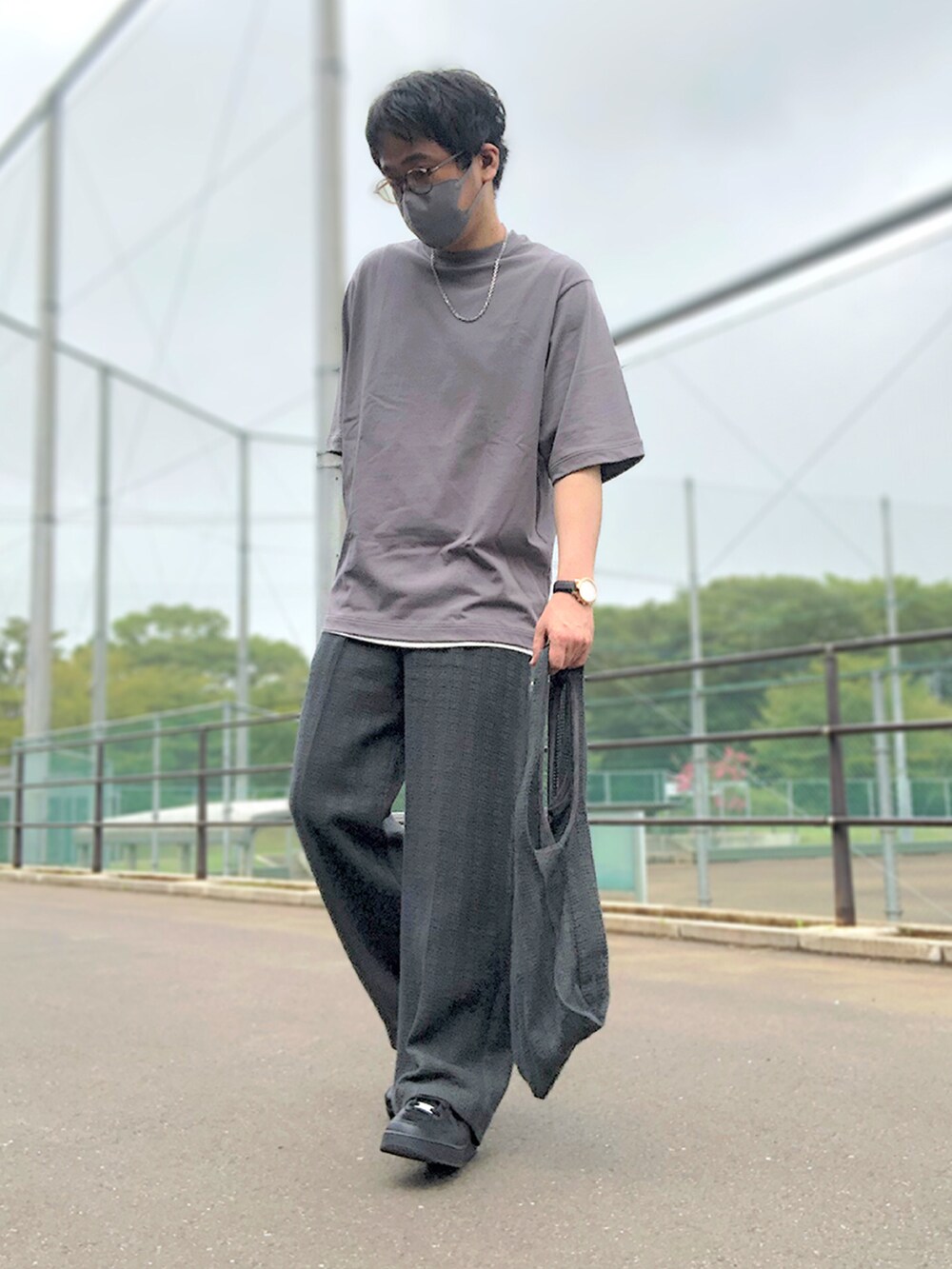 グレー系のベスト、グレー系のTシャツ/カットソー、ホワイト系のタンクトップを着用したメンズの秋コーディネートの2枚目の写真