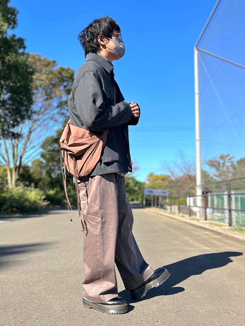 グレー系のブルゾン、ブラウン系のシャツ/ブラウス、ブラウン系のTシャツ/カットソーを着用したメンズの秋コーディネートの3枚目の写真