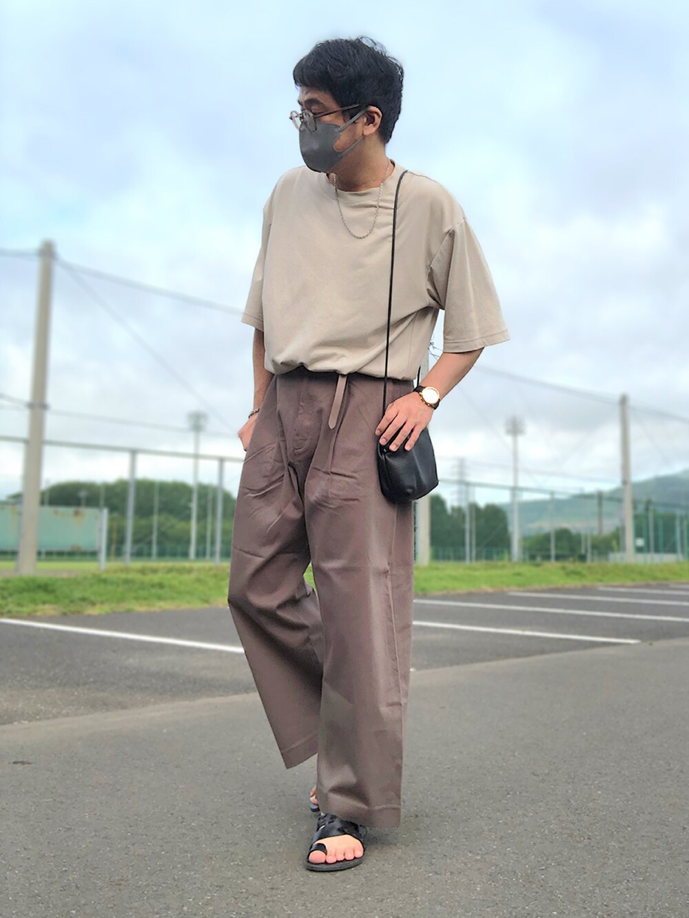 その他のシャツ/ブラウス、グレー系のTシャツ/カットソー、ブラック系のショルダーバッグを着用したメンズの夏コーディネートの4枚目の写真