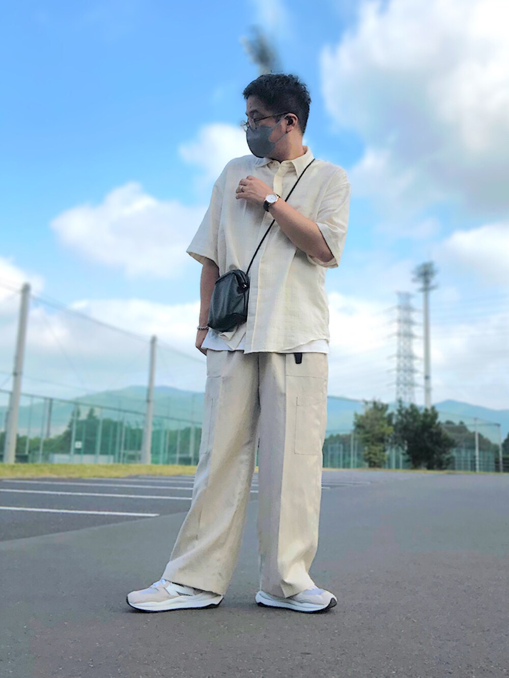 ホワイト系のシャツ/ブラウス、ホワイト系のタンクトップ、ブラック系のショルダーバッグを着用したメンズの夏コーディネートの2枚目の写真