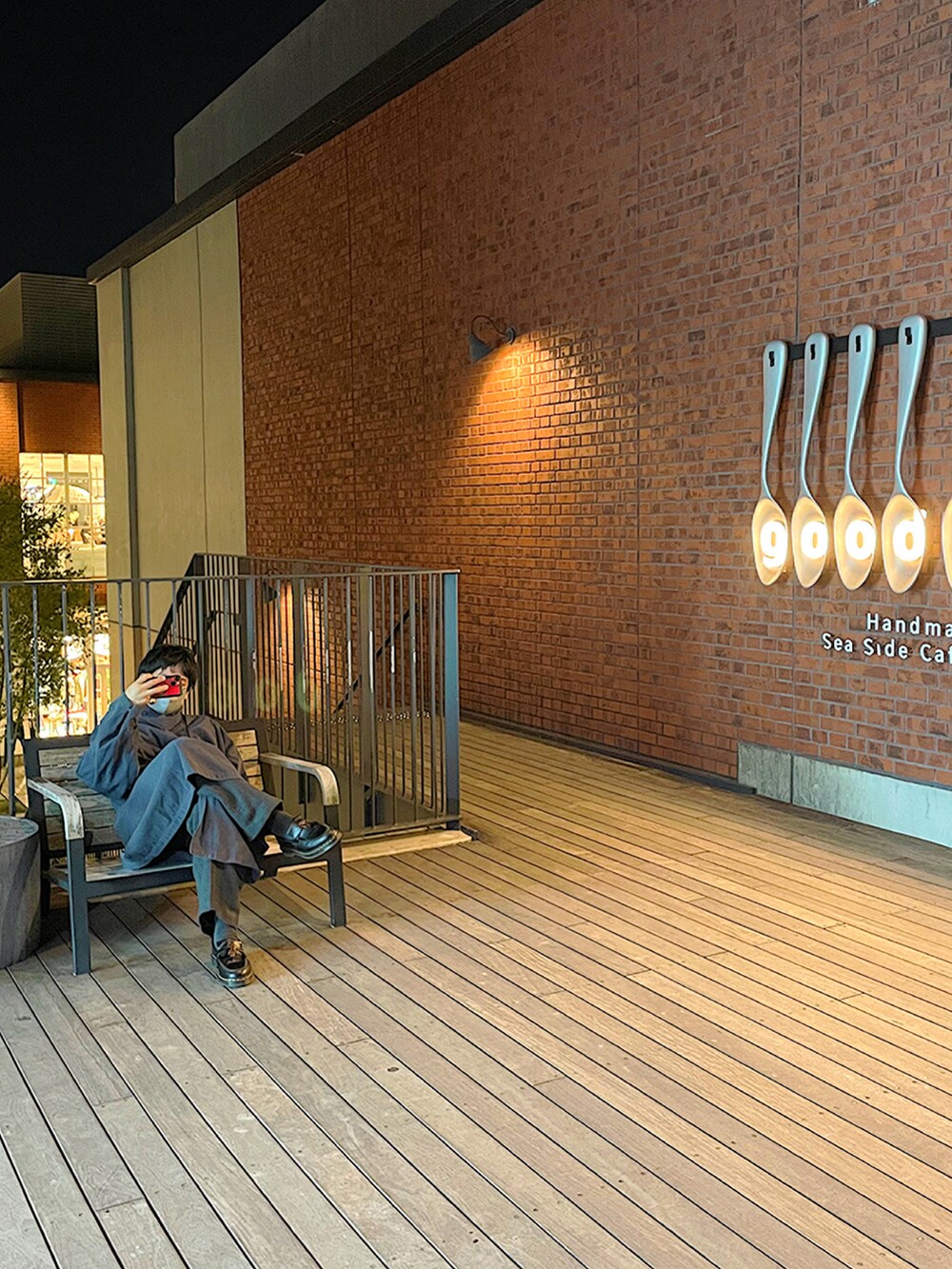 グレー系のその他アウター、ホワイト系のシャツ/ブラウス、ブラック系のショルダーバッグを着用したメンズの秋コーディネートの5枚目の写真