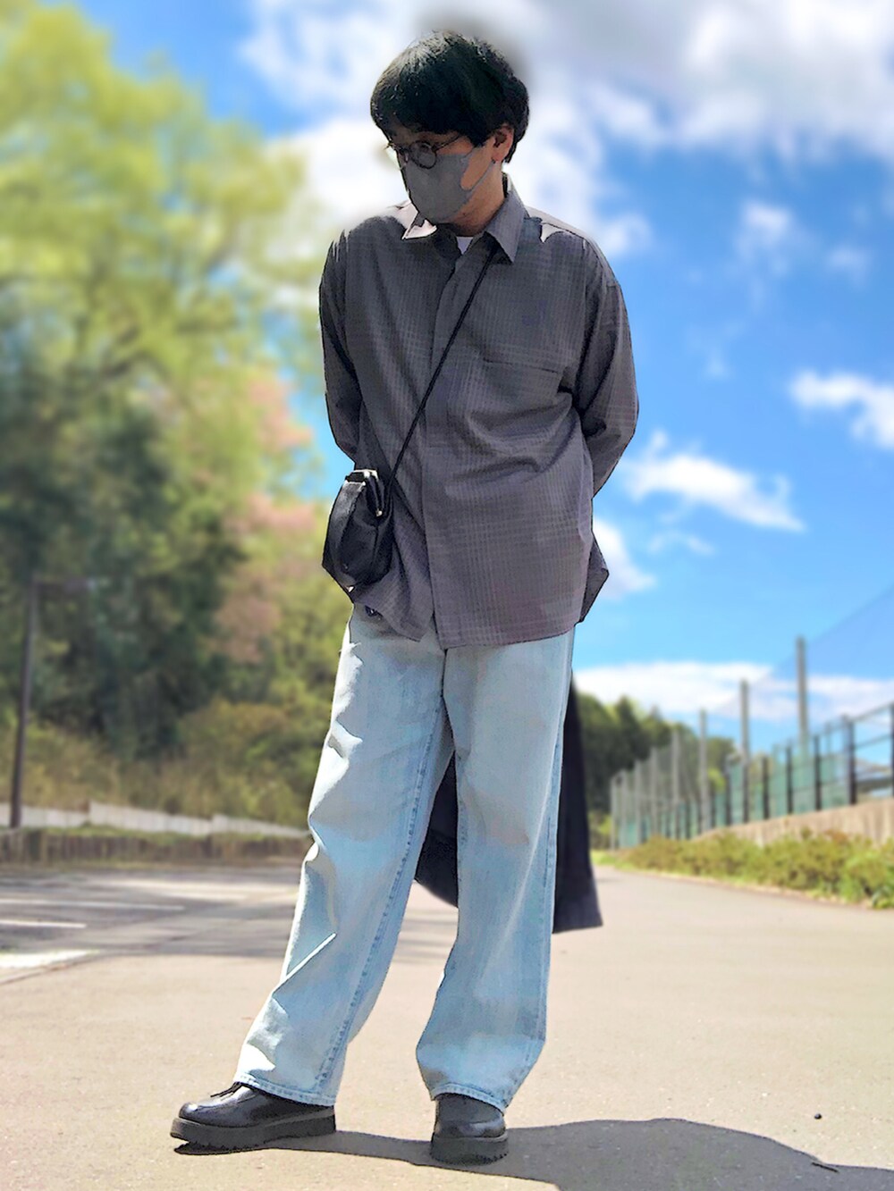 グレー系のその他アウター、ブルー系のデニムパンツ、ブラック系のドレスシューズを着用したメンズの春コーディネートの3枚目の写真