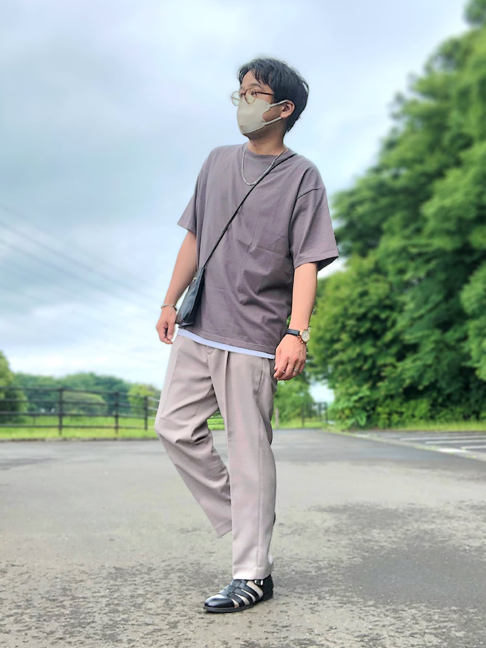 ベージュ系のシャツ/ブラウス、ブラウン系のTシャツ/カットソー、ブラック系のショルダーバッグを着用したメンズの夏コーディネートの2枚目の写真