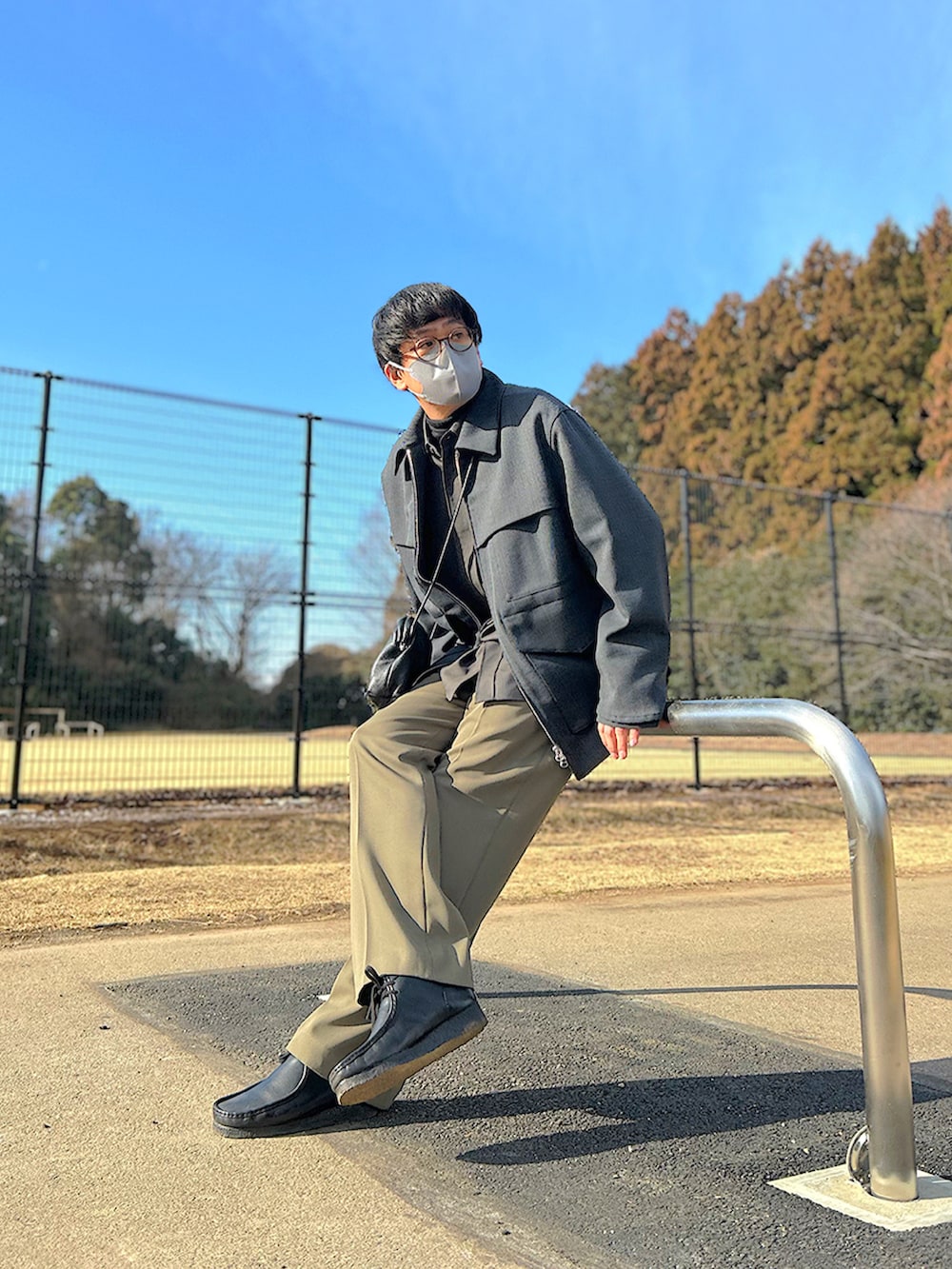 グリーン系のシャツ/ブラウス、グレー系のブルゾン、ブラック系のショルダーバッグを着用したメンズの冬コーディネートの3枚目の写真