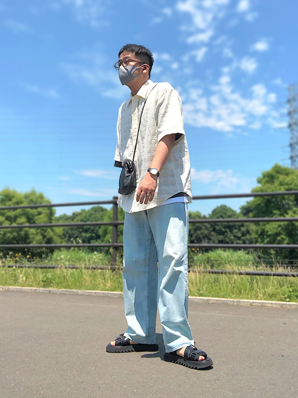 ホワイト系のシャツ/ブラウス、グレー系のTシャツ/カットソー、ブラック系のショルダーバッグを着用したメンズの夏コーディネートの2枚目の写真