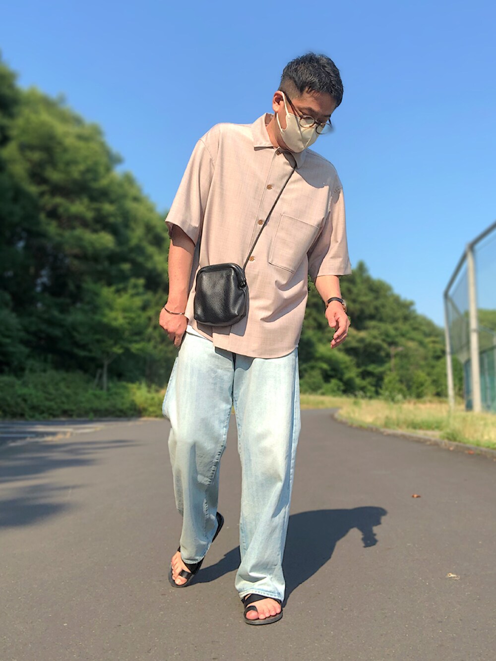 ホワイト系のTシャツ/カットソー、ベージュ系のシャツ/ブラウス、ブラック系のショルダーバッグを着用したメンズの夏コーディネートの2枚目の写真