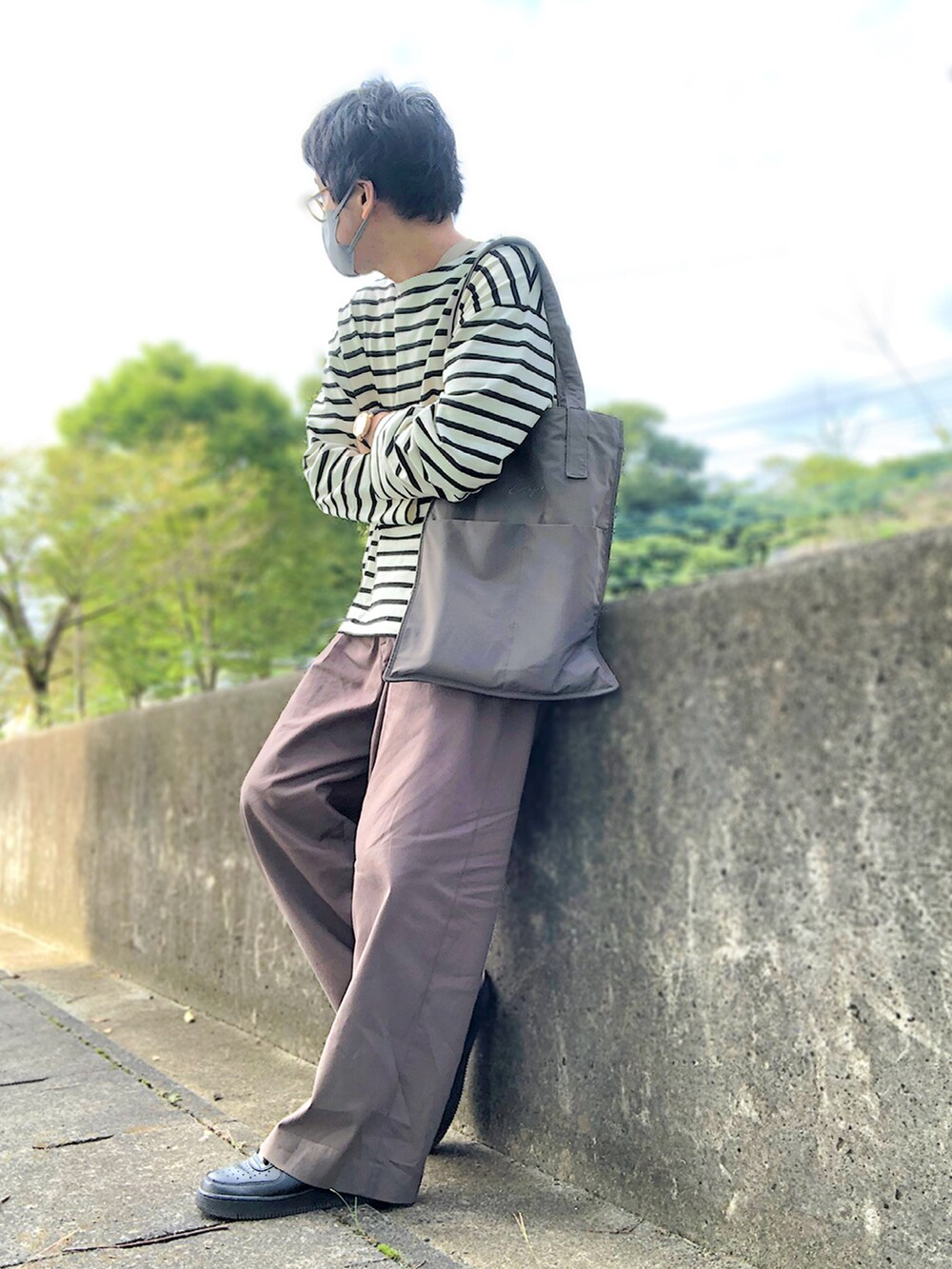 ホワイト系のTシャツ/カットソー、ベージュ系のトートバッグ、グレー系のその他パンツを着用したメンズの秋コーディネートの2枚目の写真