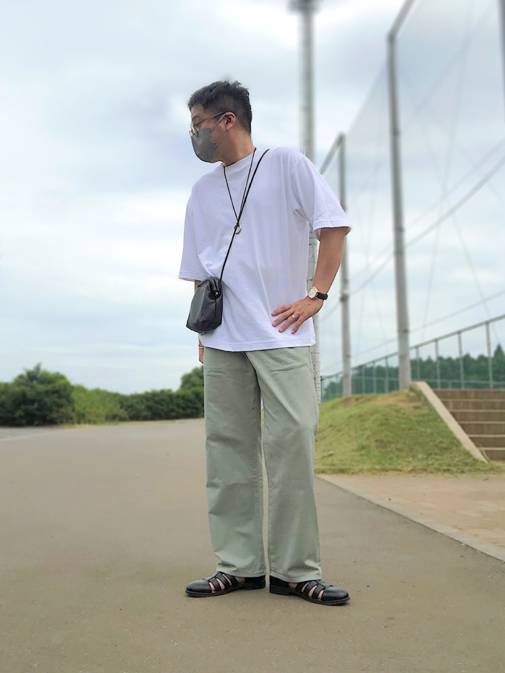 グレー系のシャツ/ブラウス、ホワイト系のTシャツ/カットソー、ブラック系のショルダーバッグを着用したメンズの夏コーディネートの2枚目の写真