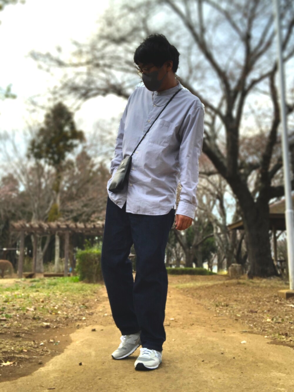 グレー系のブルゾン、グレー系のシャツ/ブラウス、ブラック系のショルダーバッグを着用したメンズの春コーディネートの2枚目の写真