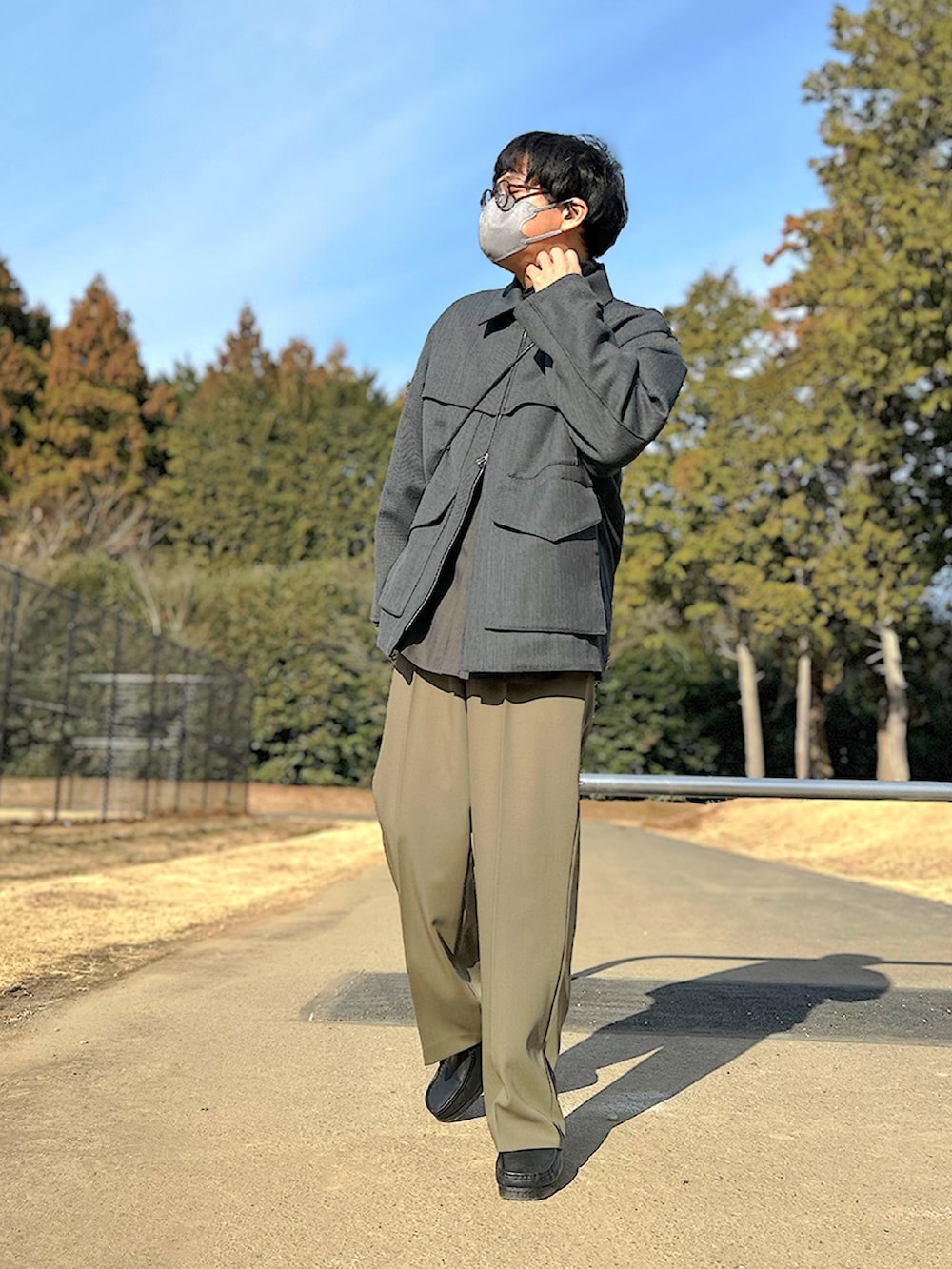 グリーン系のシャツ/ブラウス、グレー系のブルゾン、ブラック系のショルダーバッグを着用したメンズの冬コーディネートの2枚目の写真