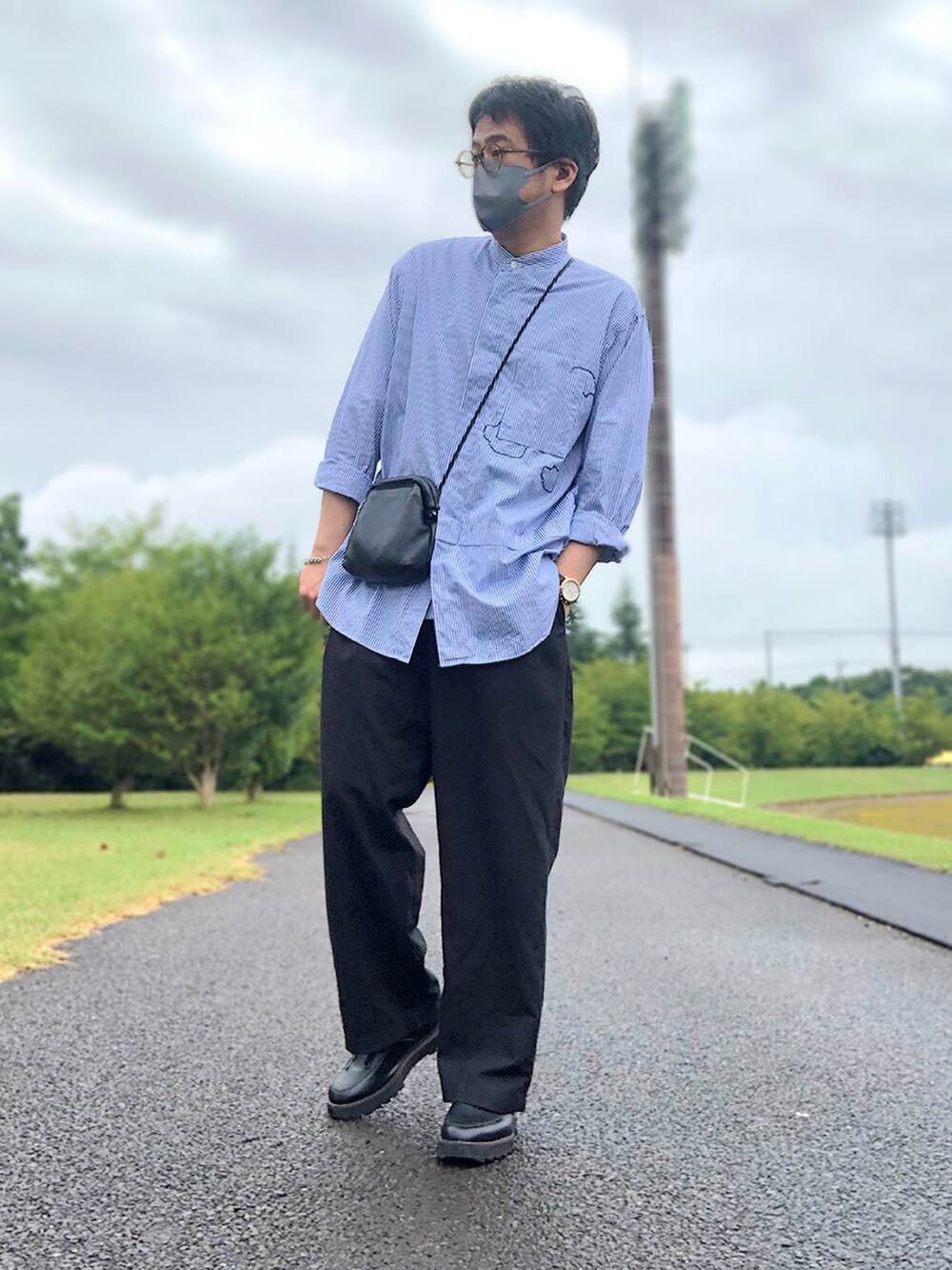 ブルー系のシャツ/ブラウス、ホワイト系のTシャツ/カットソー、ブラック系のショルダーバッグを着用したメンズの夏コーディネートの2枚目の写真