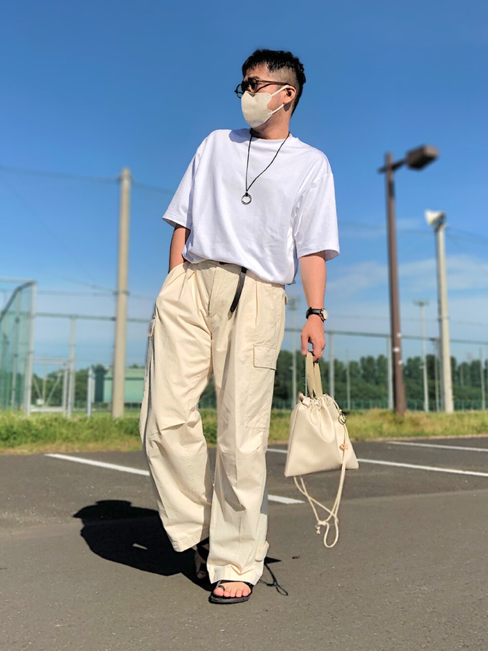 ブルー系のシャツ/ブラウス、ホワイト系のTシャツ/カットソー、ホワイト系のトートバッグを着用したメンズの夏コーディネートの5枚目の写真