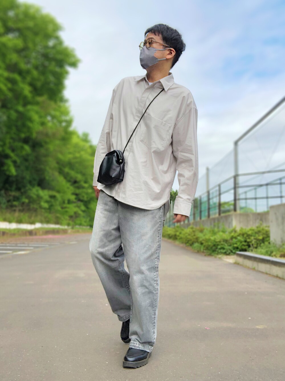 グレー系のその他アウター、ホワイト系のシャツ/ブラウス、ブラック系のショルダーバッグを着用したメンズの春コーディネートの2枚目の写真