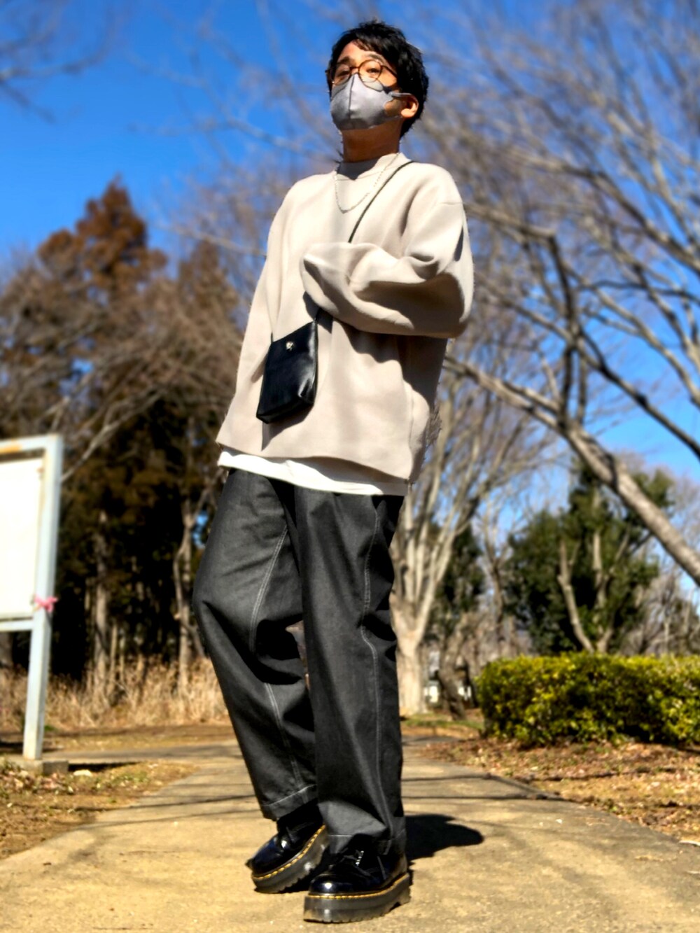 グレー系のニット/セーター、グレー系のブルゾン、ブラック系のショルダーバッグを着用したメンズの冬コーディネートの2枚目の写真