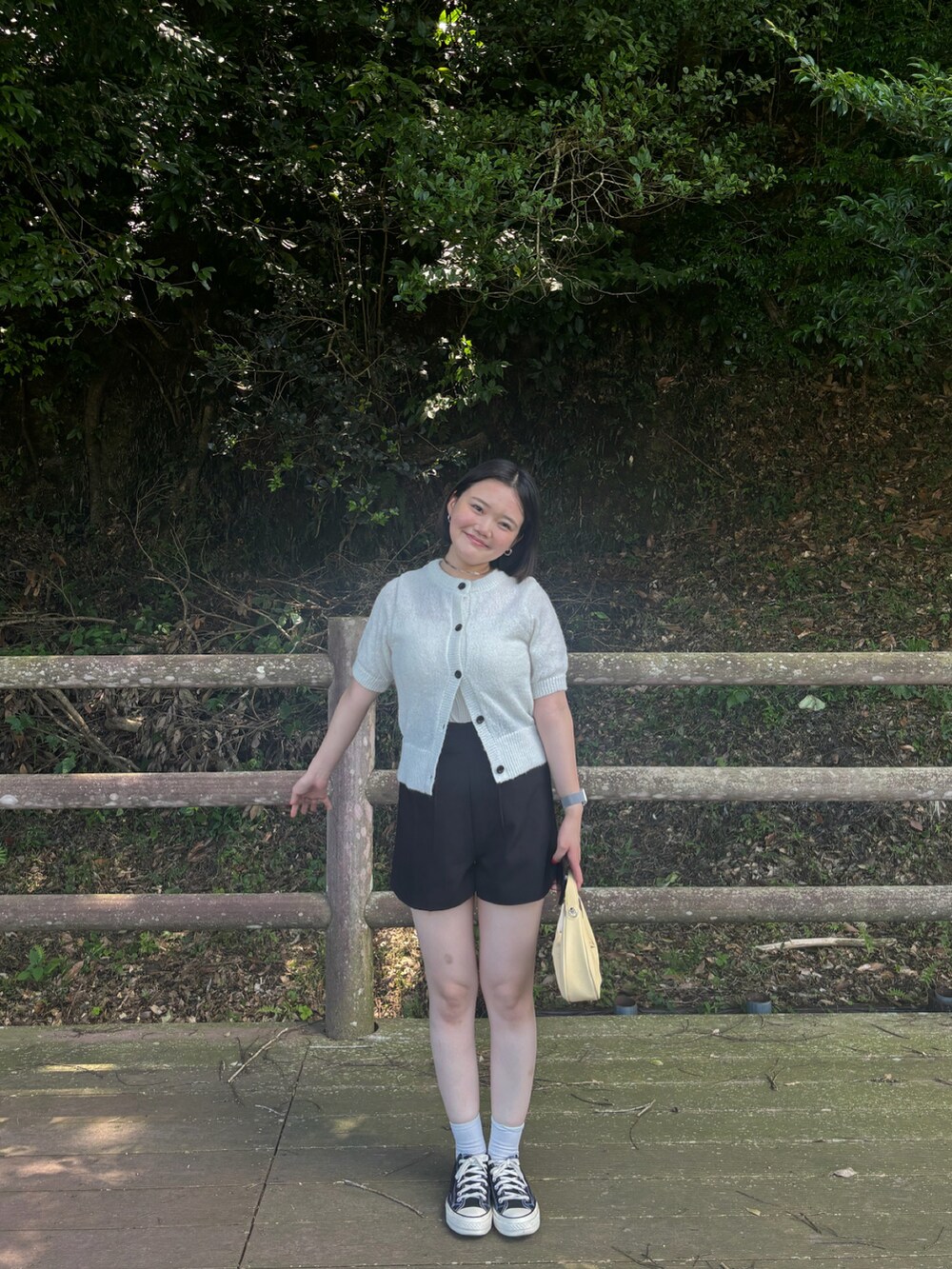 ホワイト系のカーディガン/ボレロを着用したレディースの秋コーディネートの2枚目の写真