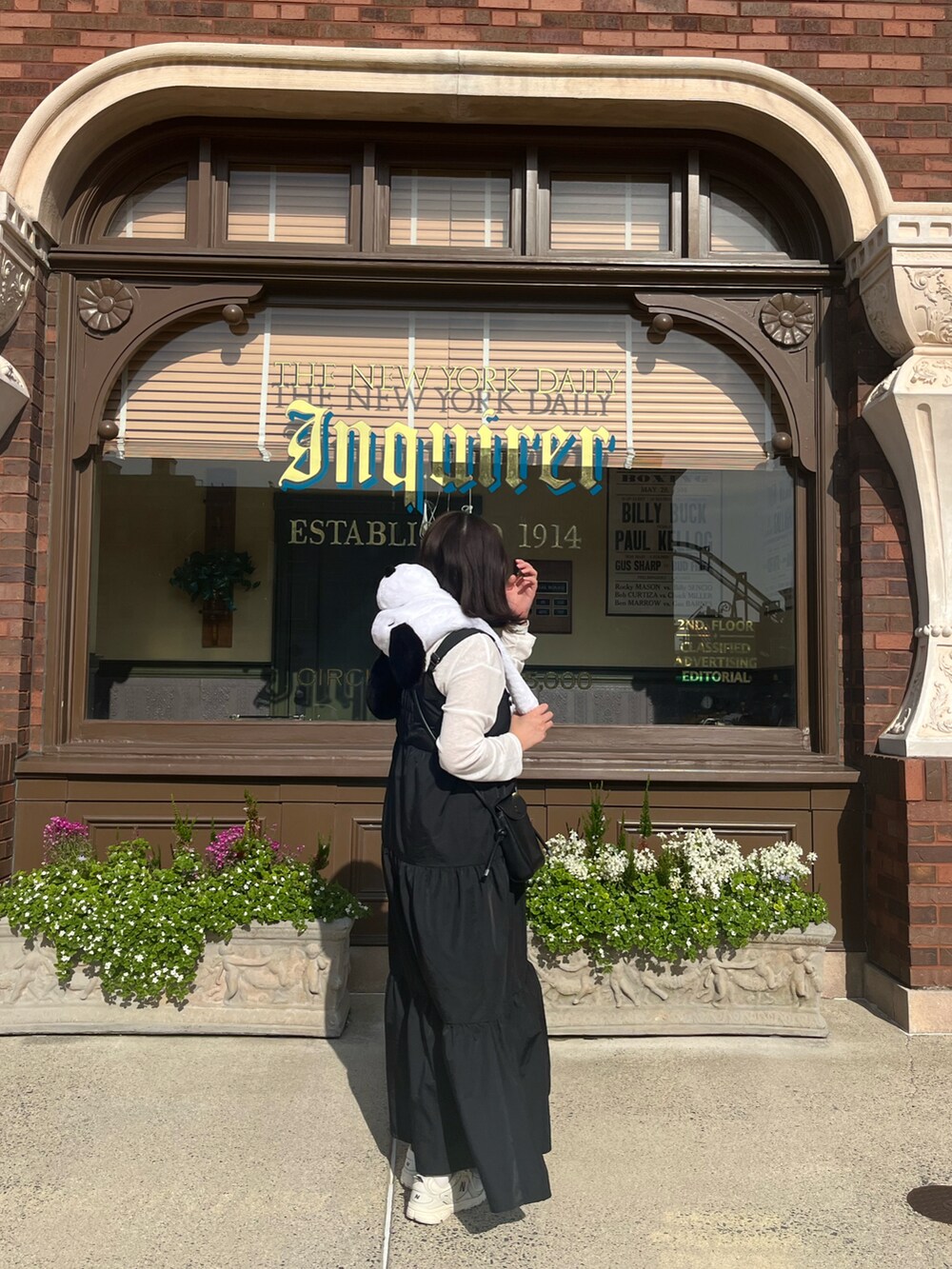 ブラック系のワンピースを着用したレディースの春コーディネートの2枚目の写真