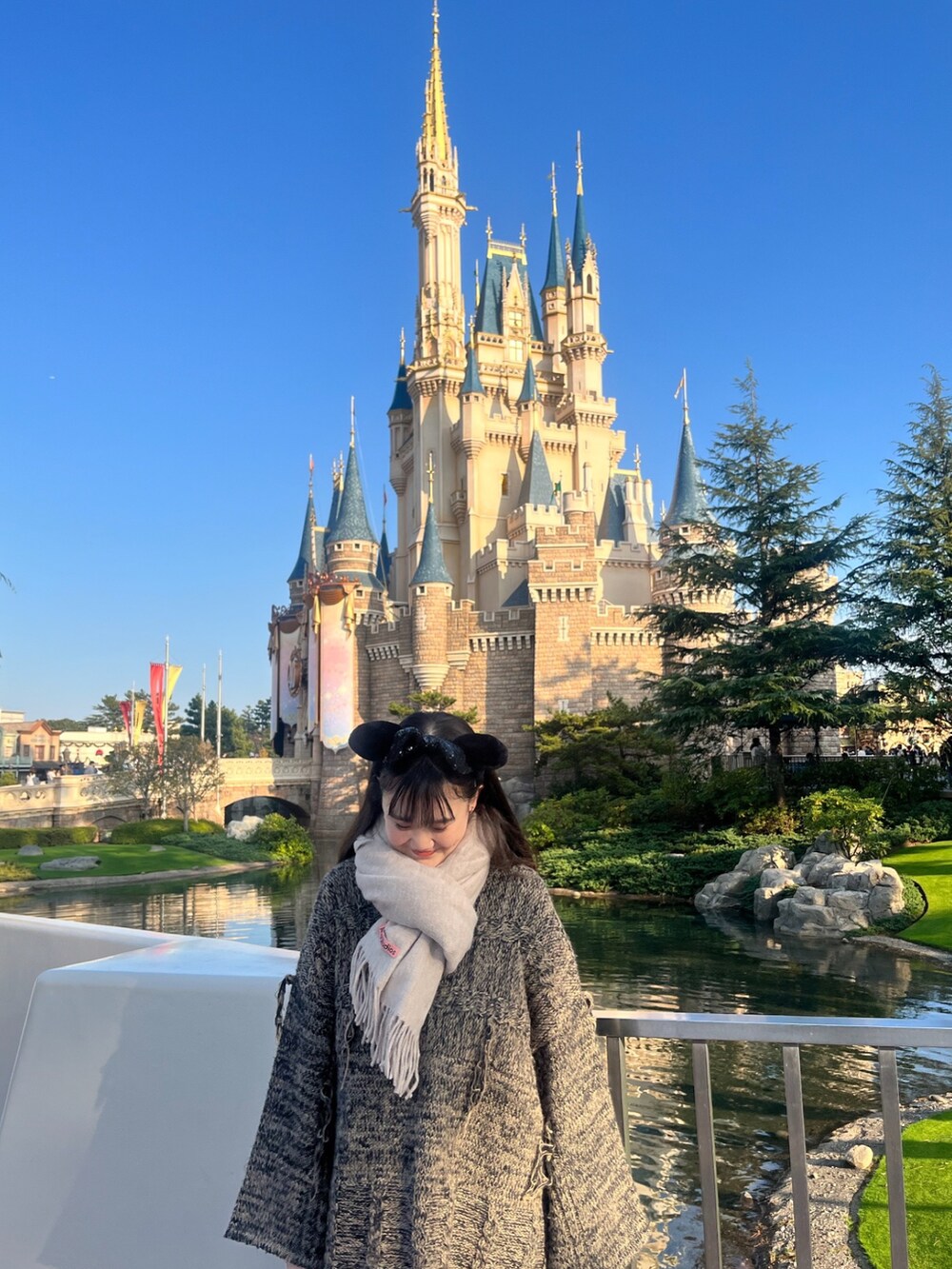 ベージュ系のニット/セーター、ブラック系のハンドバッグを着用したレディースの冬コーディネートの2枚目の写真