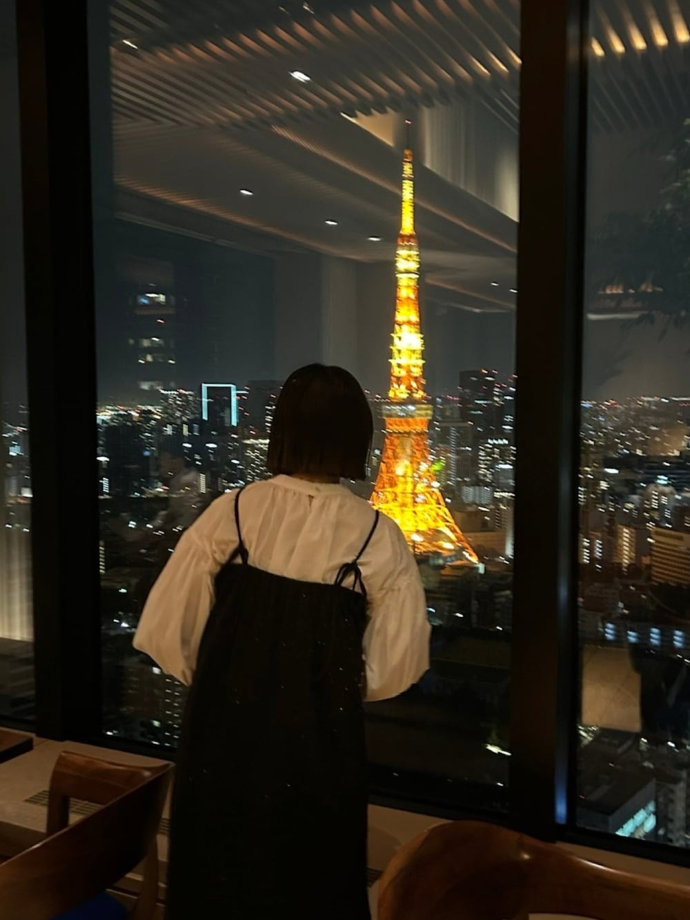 グレー系のその他アウター、ブラック系のワンピース、ブラック系のバレエシューズを着用したレディースの秋コーディネートの2枚目の写真