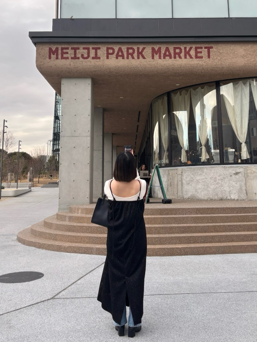 ブラック系のワンピース、ホワイト系のTシャツ/カットソーを着用したレディースの冬コーディネートの2枚目の写真