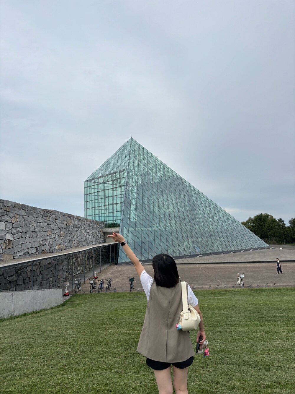 ベージュ系のテーラードジャケット、ホワイト系のTシャツ/カットソーを着用したレディースの秋コーディネートの2枚目の写真