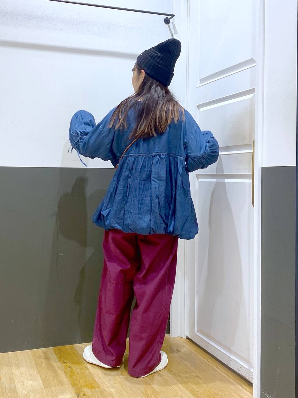 その他のショルダーバッグ、パープル系のその他パンツ、ベージュ系のスニーカーを着用したレディースの夏コーディネートの4枚目の写真