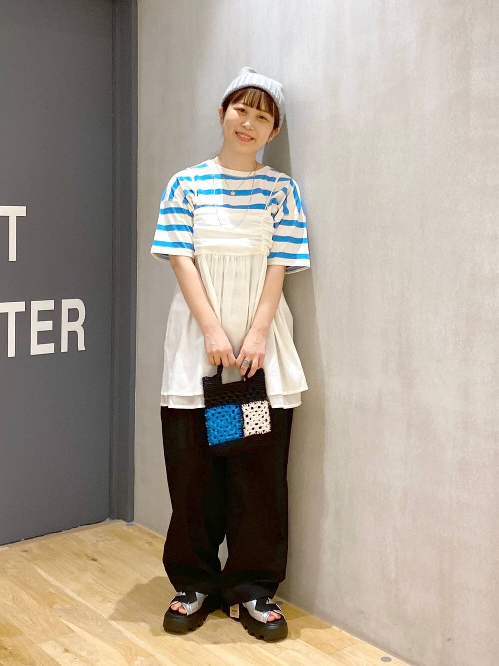 その他のショルダーバッグ、ブラック系のその他パンツ、ホワイト系のキャミソールを着用したレディースの夏コーディネートの2枚目の写真