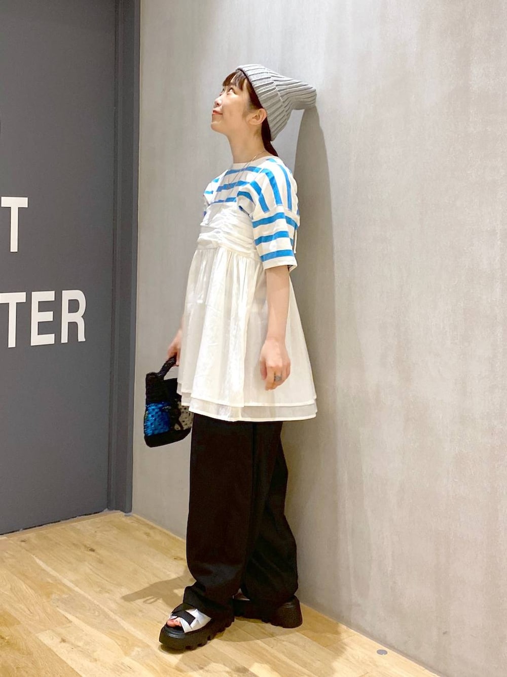 その他のショルダーバッグ、ブラック系のその他パンツ、ホワイト系のキャミソールを着用したレディースの夏コーディネートの4枚目の写真