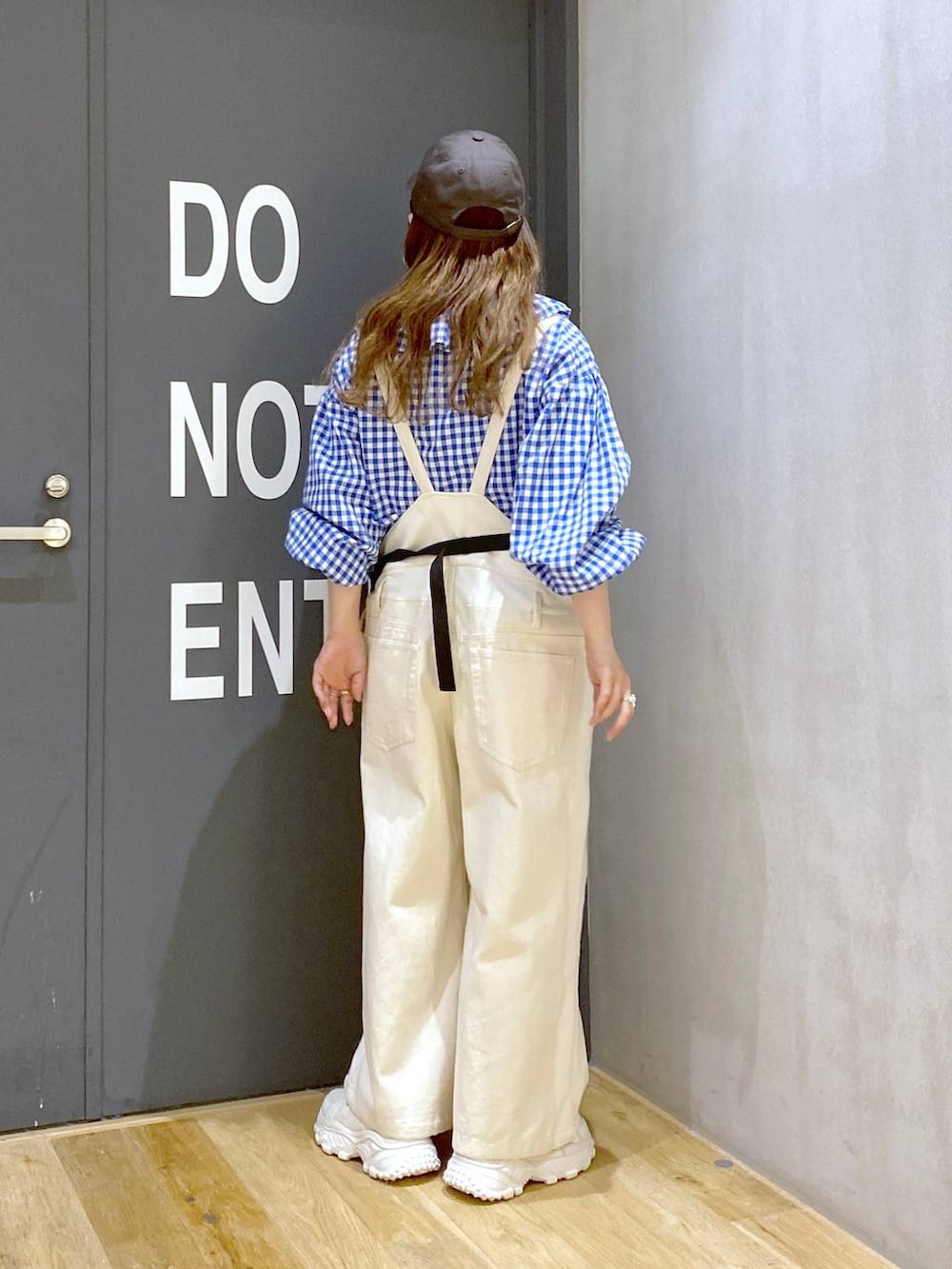 ベージュ系のスニーカー、ベージュ系のサロペット/オーバーオール、ブルー系のシャツ/ブラウスを着用したレディースの春コーディネートの5枚目の写真