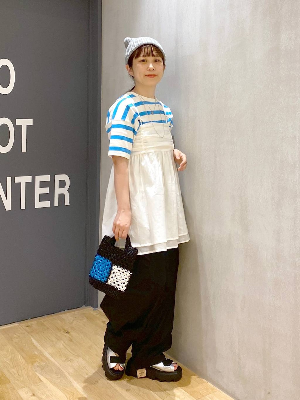 その他のショルダーバッグ、ブラック系のその他パンツ、ホワイト系のキャミソールを着用したレディースの夏コーディネートの3枚目の写真