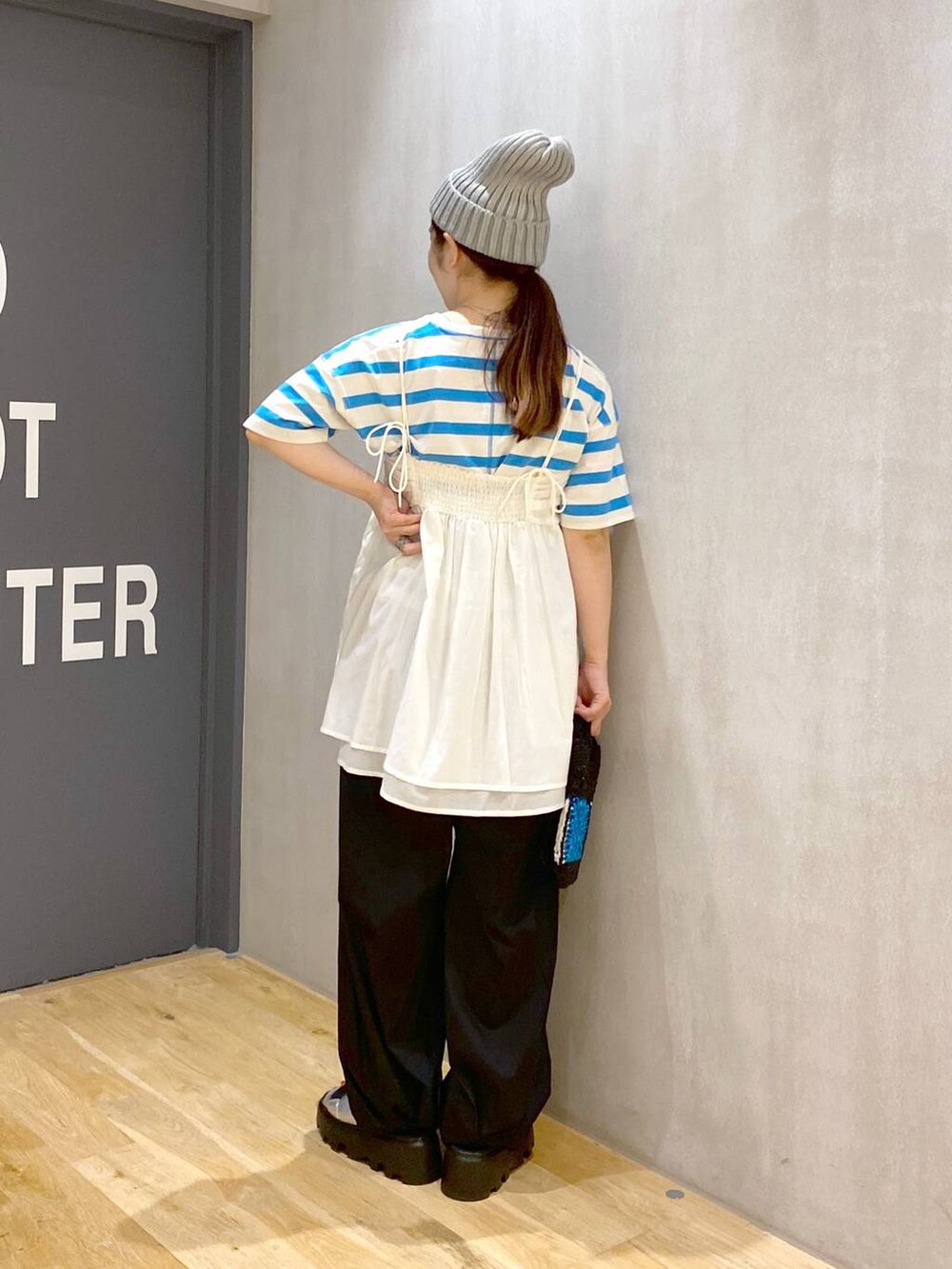 その他のショルダーバッグ、ブラック系のその他パンツ、ホワイト系のキャミソールを着用したレディースの夏コーディネートの5枚目の写真