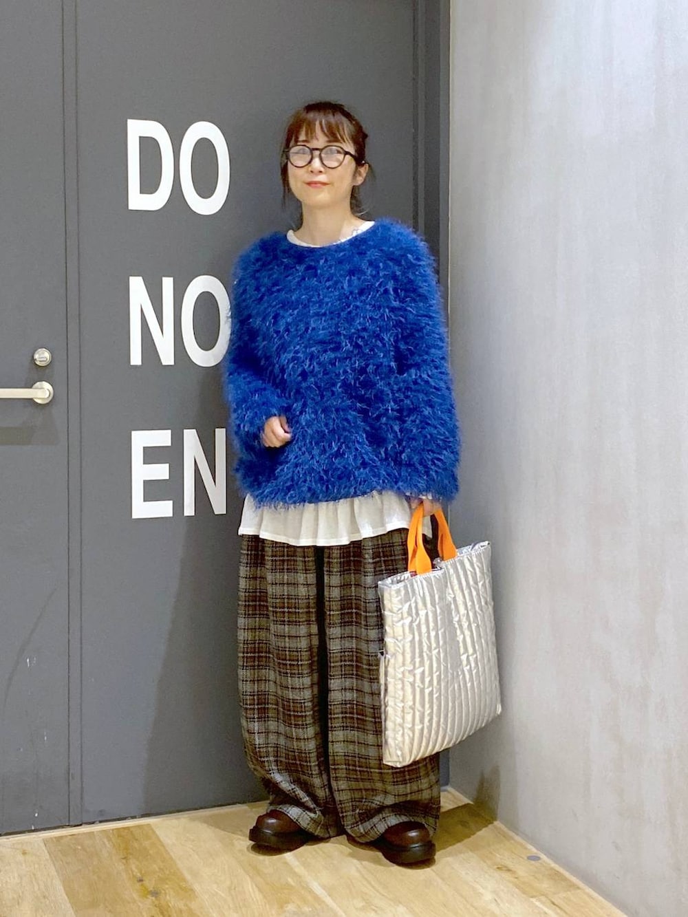 グレー系のその他パンツ、ホワイト系のTシャツ/カットソー、グレー系のトートバッグを着用したレディースの秋コーディネートの4枚目の写真