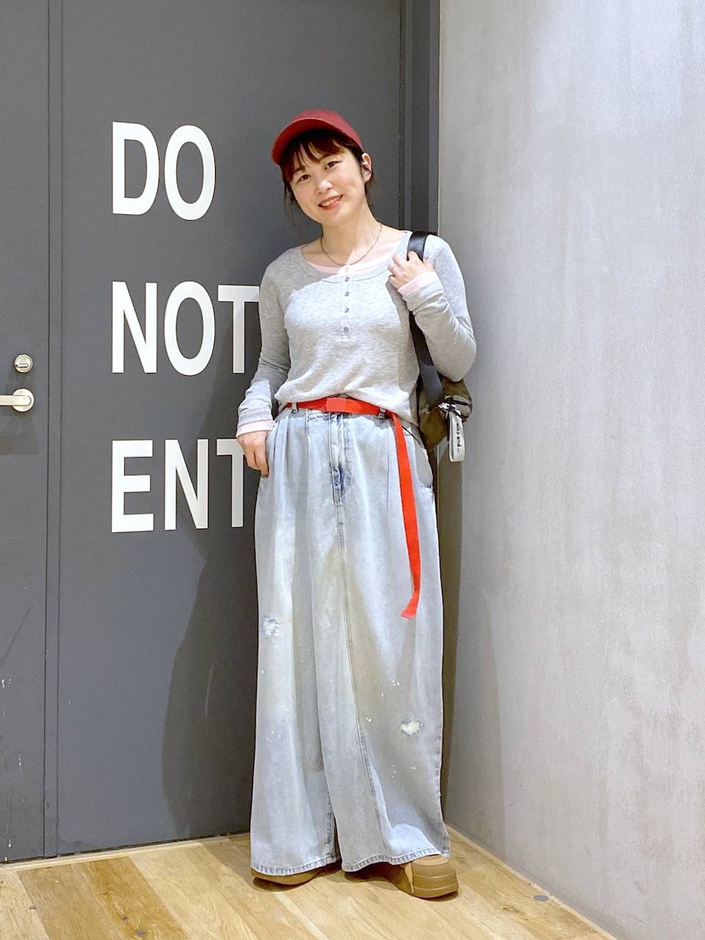 その他のボディバッグ/ウエストポーチ、グレー系のTシャツ/カットソー、ブルー系のデニムパンツを着用したレディースの冬コーディネートの2枚目の写真