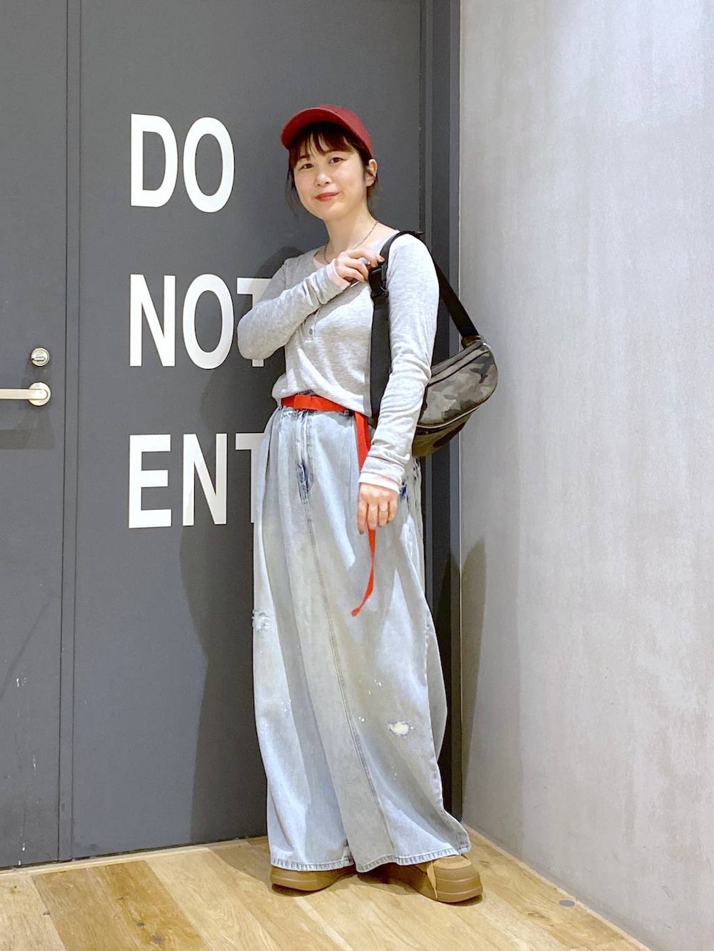 その他のボディバッグ/ウエストポーチ、グレー系のTシャツ/カットソー、ブルー系のデニムパンツを着用したレディースの冬コーディネートの5枚目の写真