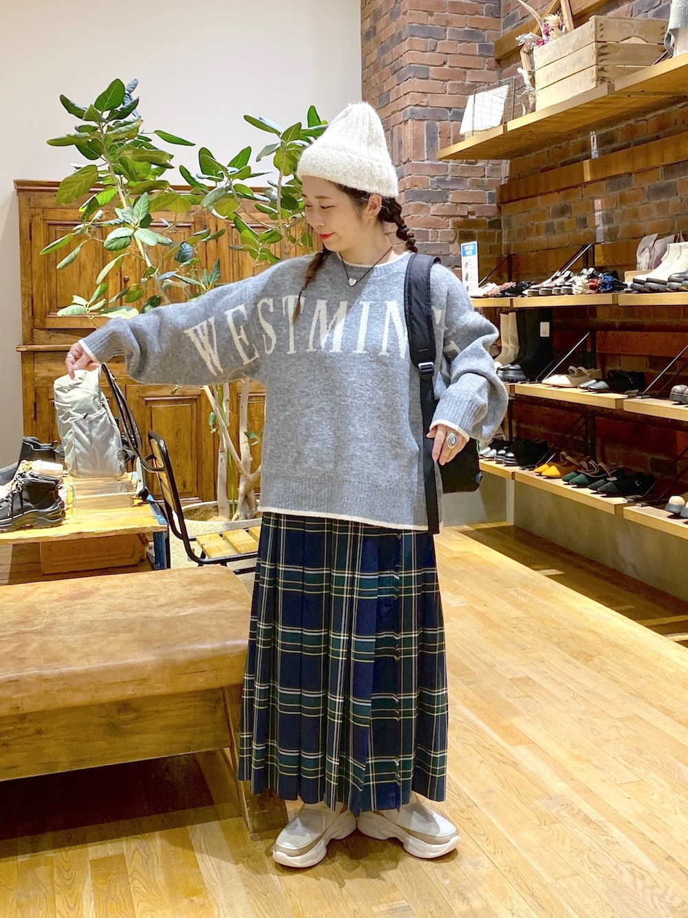 「ニット、チェックスカート、niko and ...、冬コーデ、ファッションを楽しもう、おしゃれさんと繋がりたい」|「niko and...のアソートロゴクルーニットプルオーバー(ニット/セーター、グレー系)」を使った、おかでぃさん(レディース・157cm)の秋コーディネートの2枚目の写真