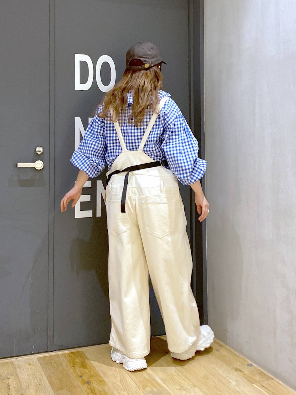 ベージュ系のスニーカー、ベージュ系のサロペット/オーバーオール、ブルー系のシャツ/ブラウスを着用したレディースの春コーディネートの4枚目の写真