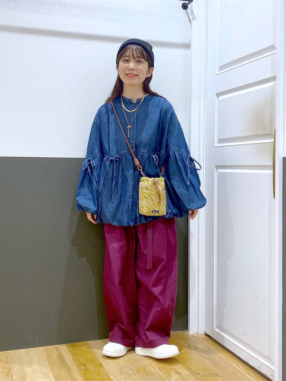 その他のショルダーバッグ、パープル系のその他パンツ、ベージュ系のスニーカーを着用したレディースの夏コーディネートの2枚目の写真