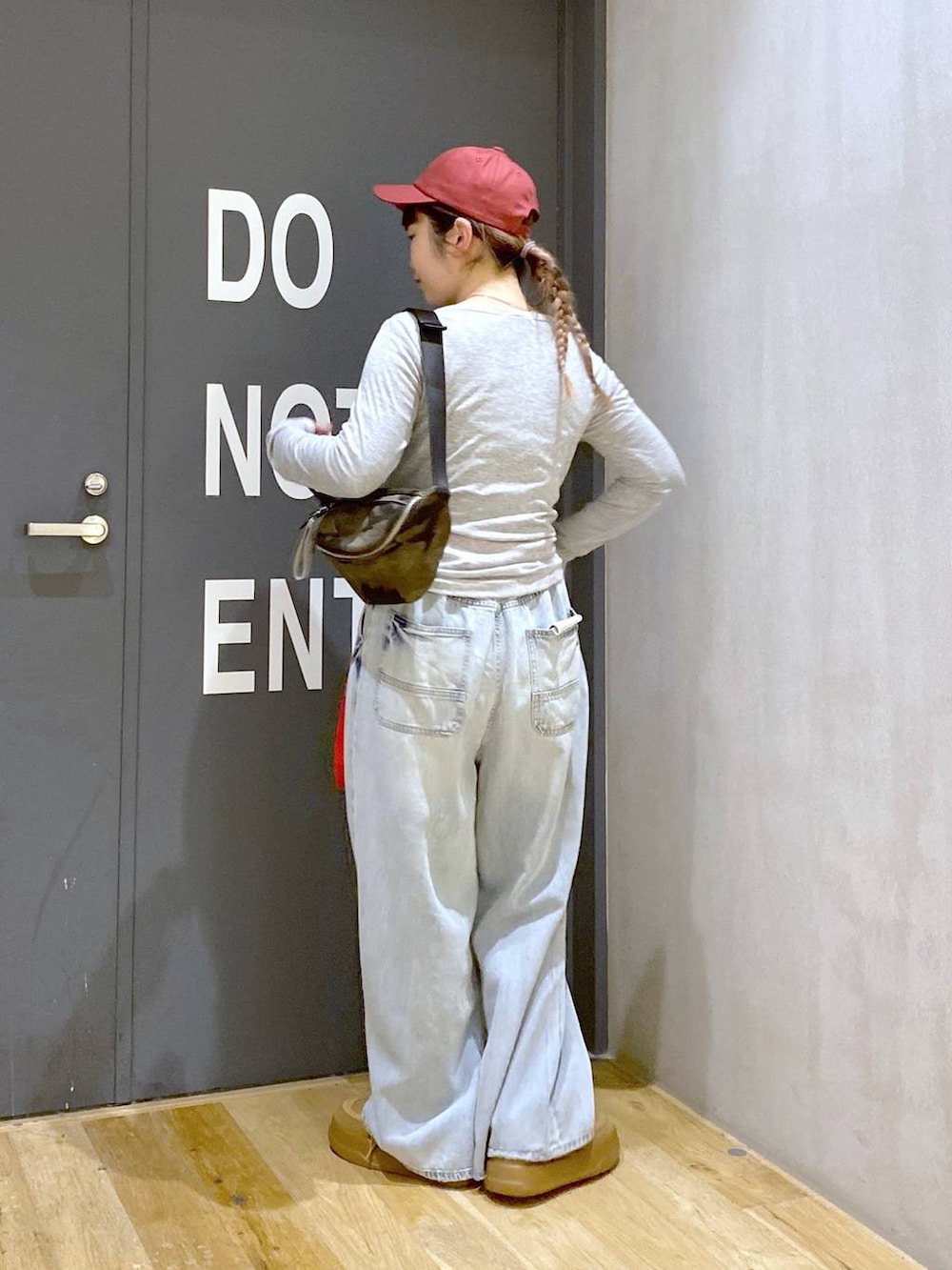 その他のボディバッグ/ウエストポーチ、グレー系のTシャツ/カットソー、ブルー系のデニムパンツを着用したレディースの冬コーディネートの4枚目の写真