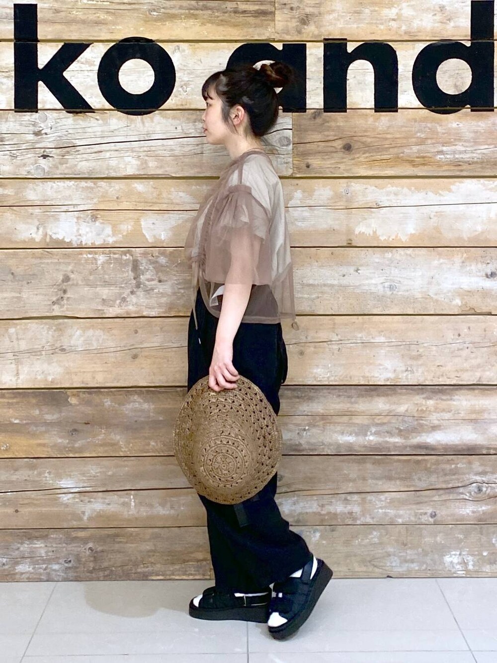 ブラック系のサンダル、ブラウン系のその他トップス、グレー系のTシャツ/カットソーを着用したレディースの春コーディネートの3枚目の写真