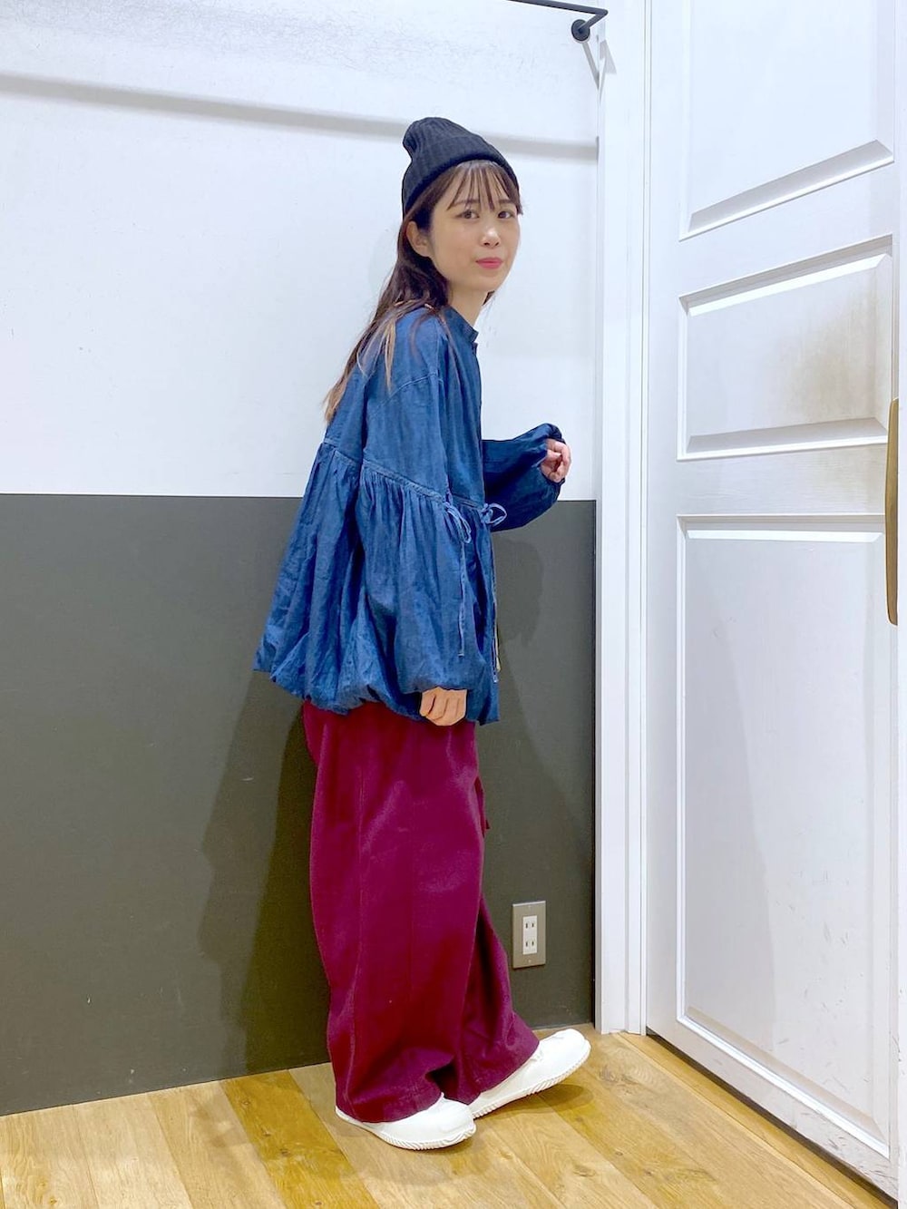 その他のショルダーバッグ、パープル系のその他パンツ、ベージュ系のスニーカーを着用したレディースの夏コーディネートの3枚目の写真