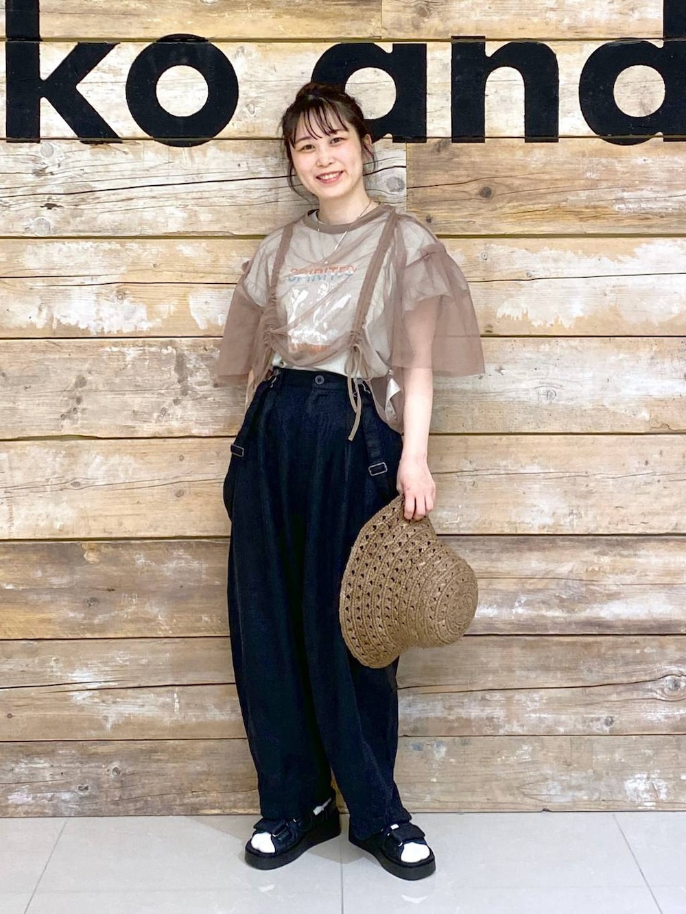 ブラック系のサンダル、ブラウン系のその他トップス、グレー系のTシャツ/カットソーを着用したレディースの春コーディネートの2枚目の写真